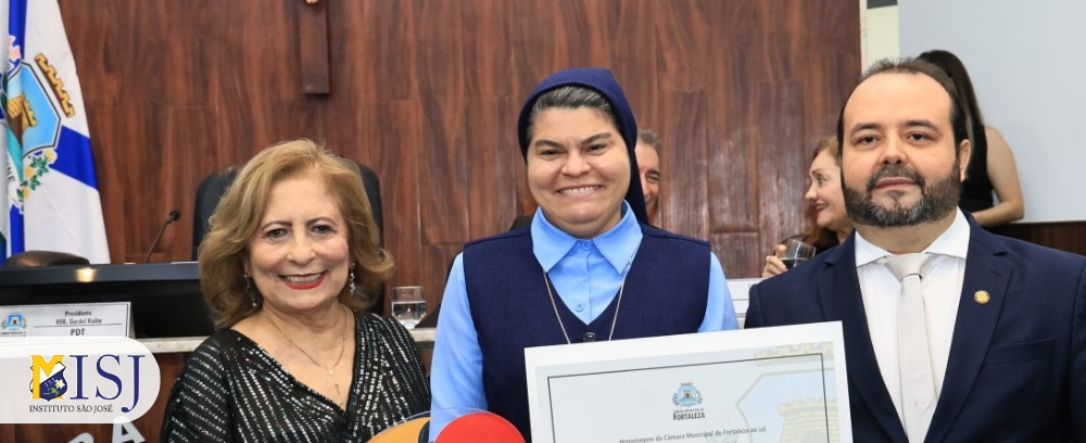 Instituto São José recebe placa de mérito educacional em homenagem aos 80 anos do SINEPE